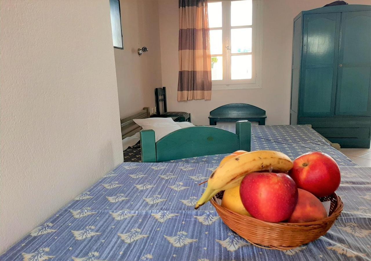 Joanna'S Rooms On The Beach Plaka  Room photo