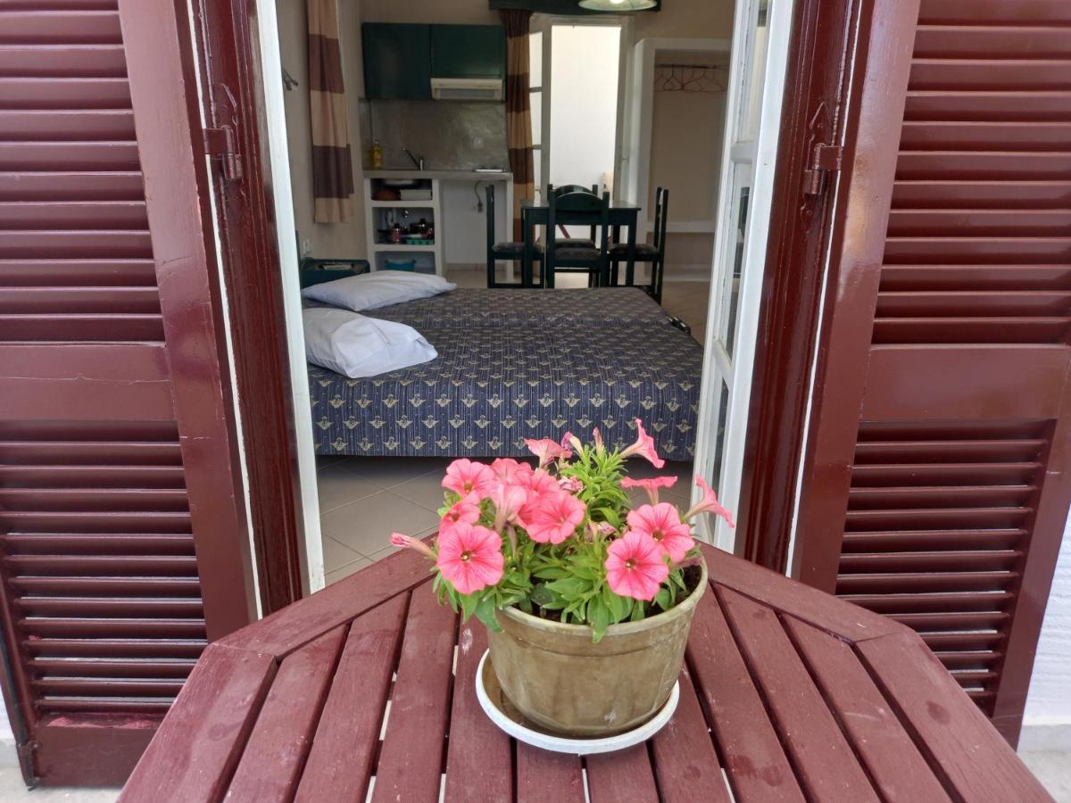 Joanna'S Rooms On The Beach Plaka  Exterior photo
