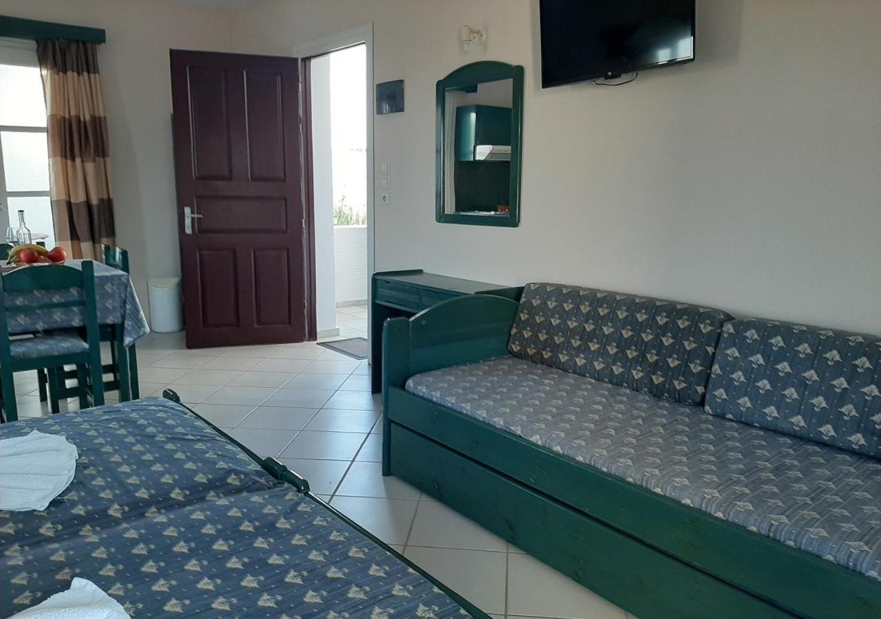 Joanna'S Rooms On The Beach Plaka  Room photo