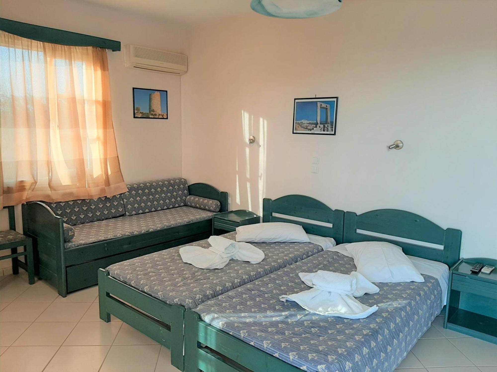 Joanna'S Rooms On The Beach Plaka  Room photo