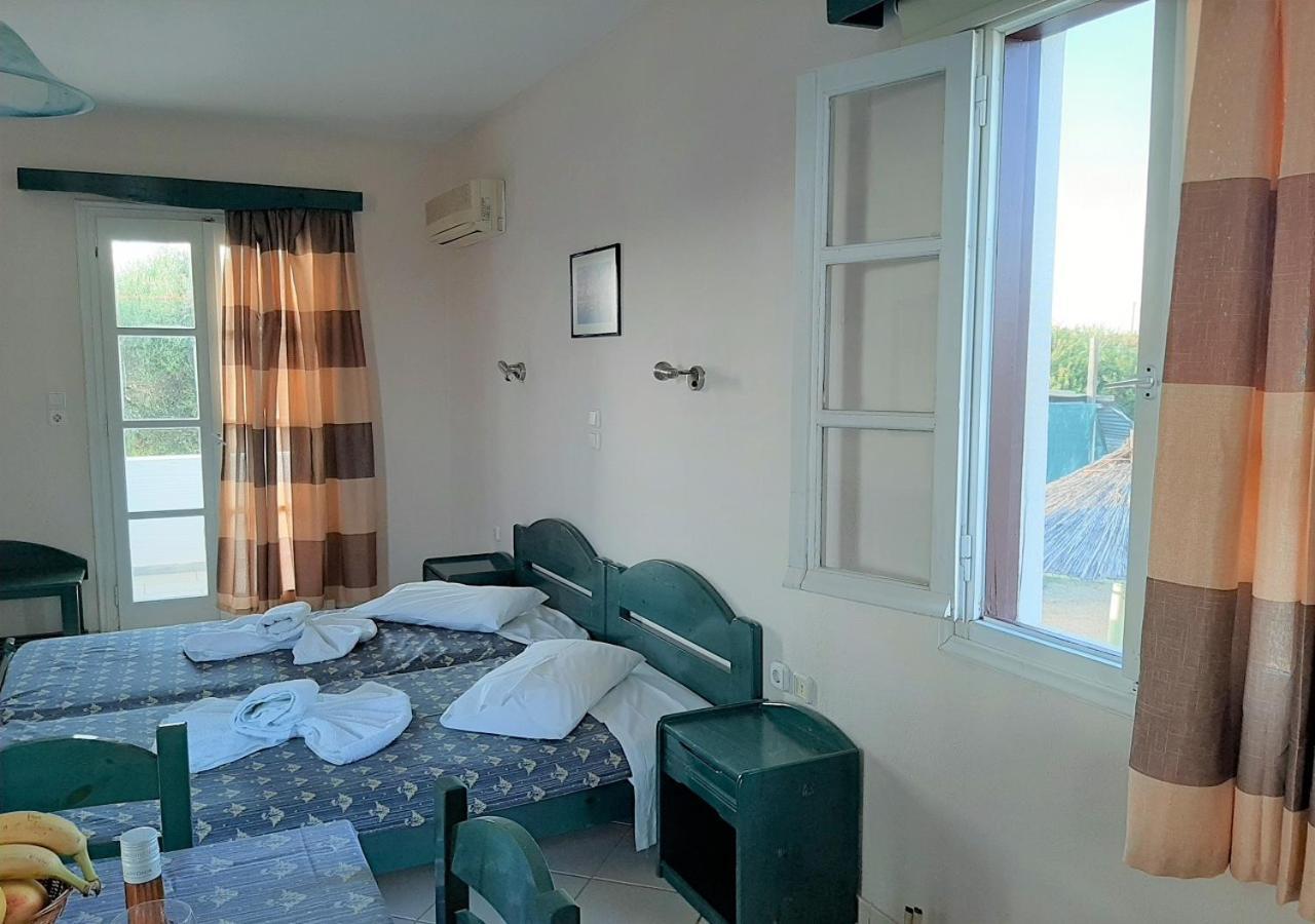 Joanna'S Rooms On The Beach Plaka  Room photo