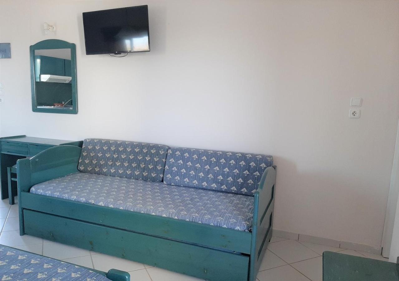 Joanna'S Rooms On The Beach Plaka  Room photo